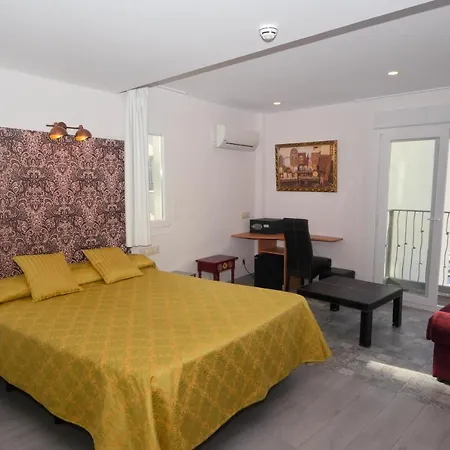 Clopy Mirador Del Castillo Hotel